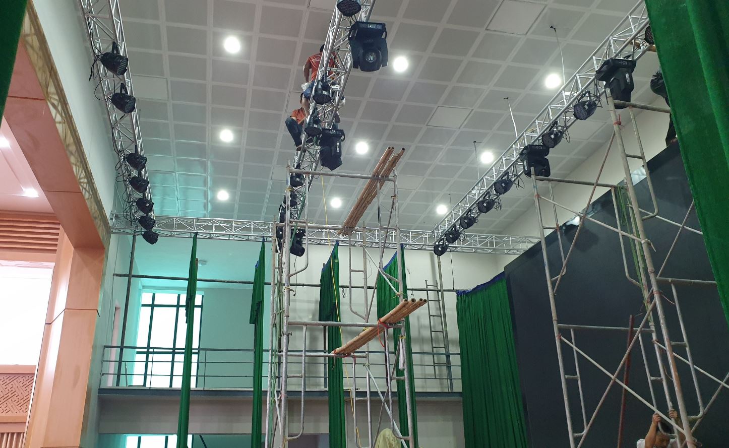 lắp đặt âm thanh ánh sáng cho hội trường 